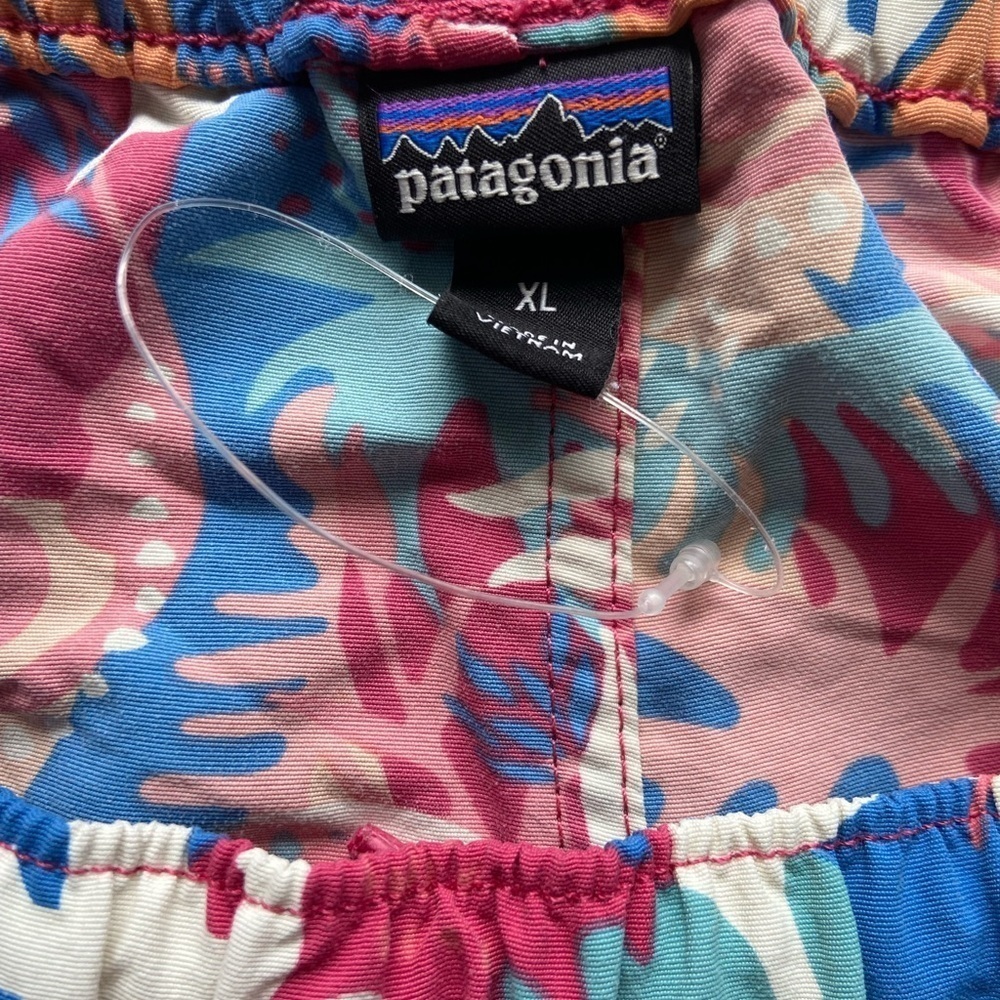 Patagonia Barely Baggies Shorts Waratah Pink Reef 2.5” Sz XL Outdoor Preppy - Picture 4 of 12